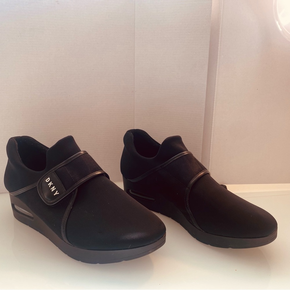 DKNY Black Athletic Shoes with Textured Knit Upper Size 9.5M - Picture 2 of 9